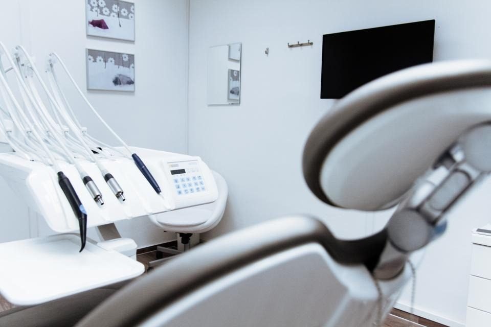 Empty dental treatment room; a spreading tooth infection needs urgent care, not waiting for a routine visit