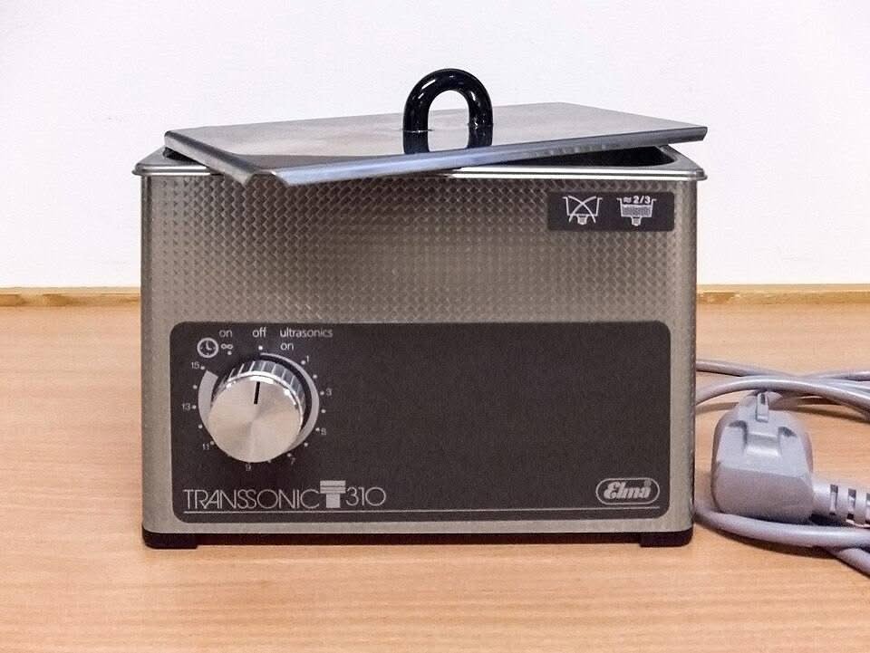 Countertop ultrasonic cleaner with a stainless steel tank
